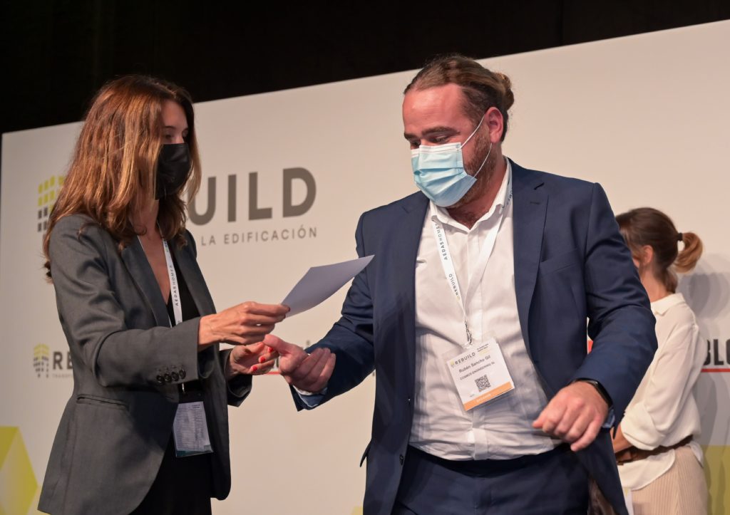 Foto de Rubén Sancho recibiendo el premio a mejor startup para