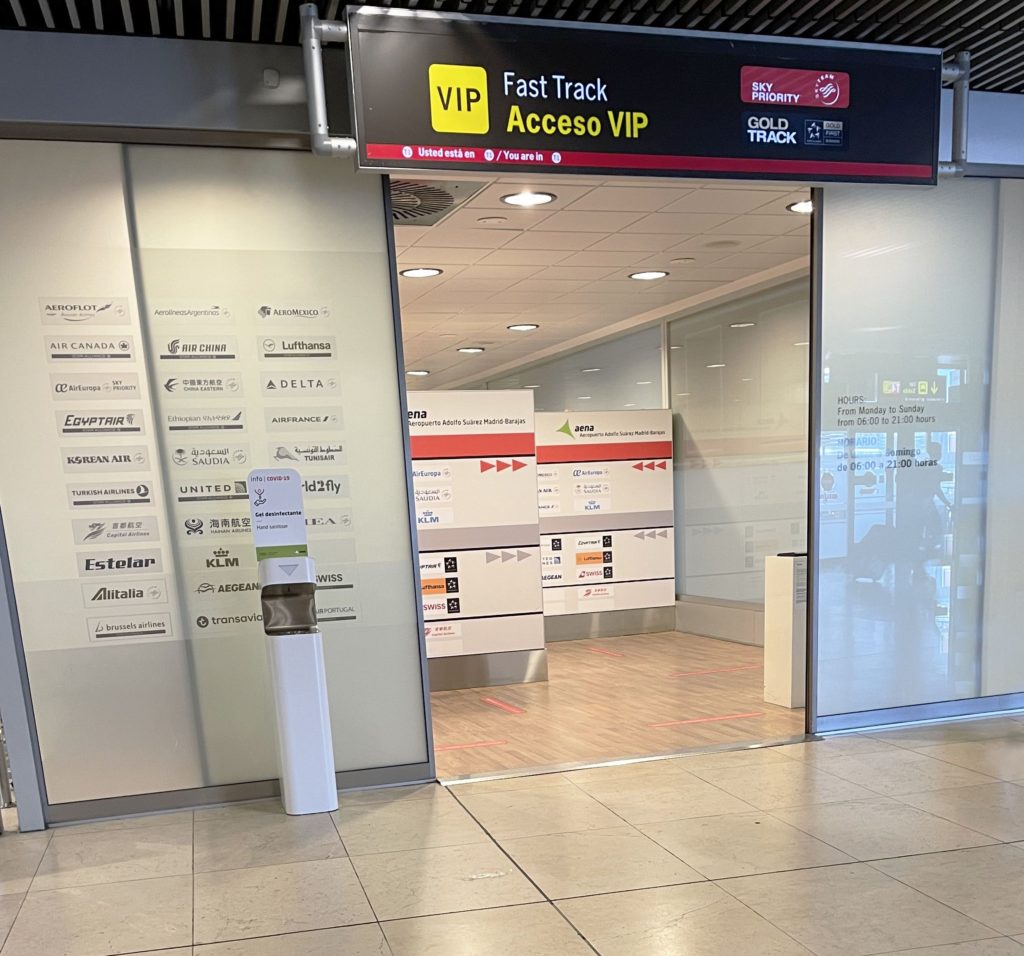 Foto de Dispensador  gel hidroalcohólico instalado en Aeropuerto