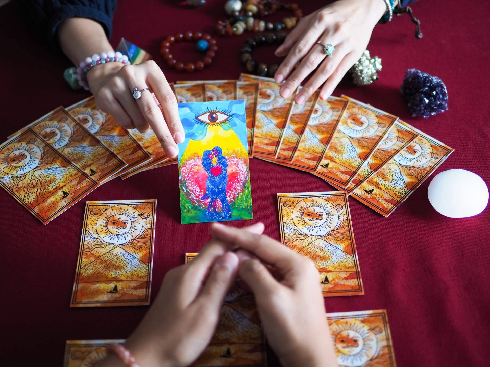 ¿Dónde encontrar un gabinete de videntes de tarot del amor de confianza? buenasvidentes.es