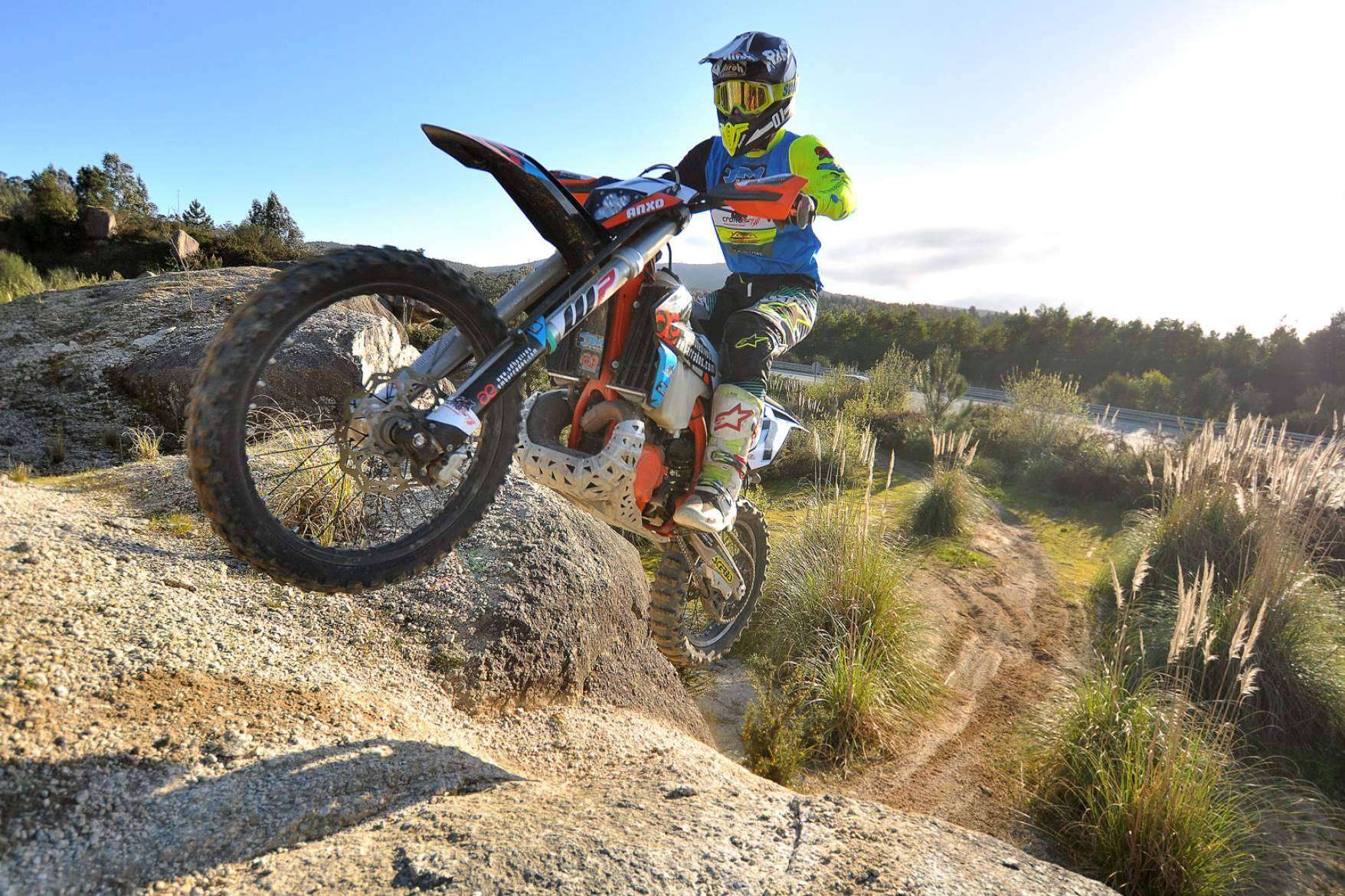 Camiseta de motocross de alta resistencia, ADHESIVOSEMBARRADOS apuesta por el confort y el rendimiento